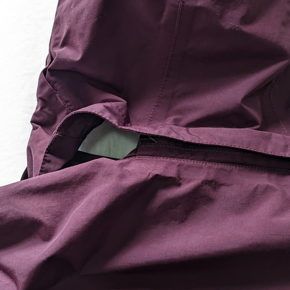 The North Face Fall Wine Raspberry Windbreaker with Removable Hood - Picture 5 of 10